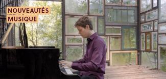 Florian Noack au piano dans la forêt
