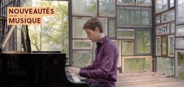 Florian Noack au piano dans la forêt