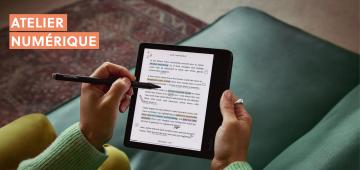 mains tenant une liseuse et un stylet