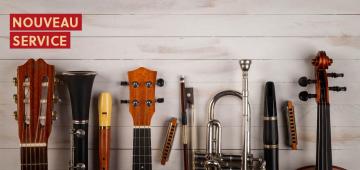 instruments de musique alignés contre un mur