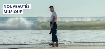 Aaron Frazer à la plage